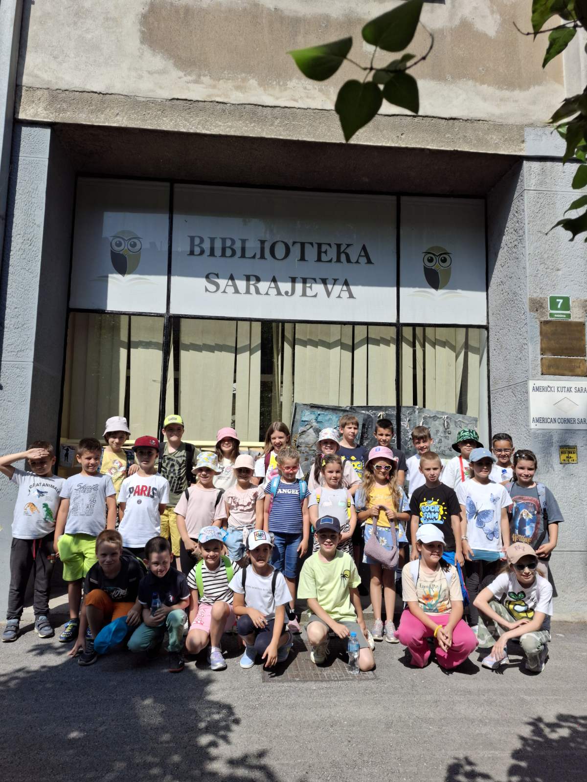 Ljetni raspust je vrijeme za zabavu, avanture i učenje novih stvari, a učenici produženog boravka Carpe Diem upravo su to doživjeli tijekom svog posjeta Biblioteci Sarajevo. 📚✨ Djeca su se [&hellip;]